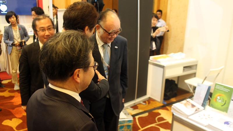 Minister Seko visited ERIA's booth