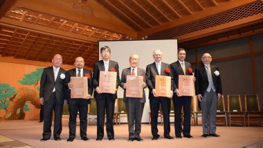 Manmohan Singh receives the 2nd Asia Cosmopolitan Awards