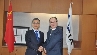 China Ambassador to ASEAN Visits ERIA, Meets President Prof. Hidetoshi Nishimura