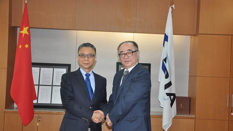 China Ambassador to ASEAN Visits ERIA, Meets President Prof. Hidetoshi Nishimura