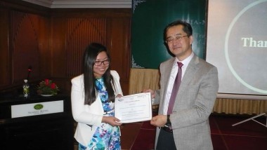 Young Cambodian Economists Receive Awards