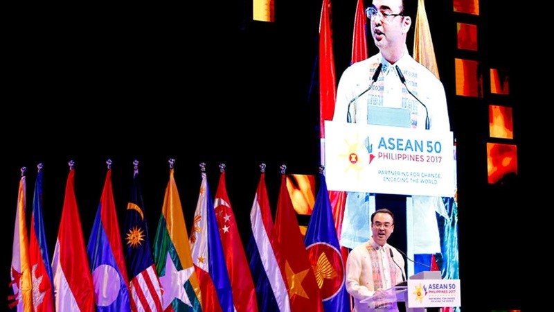 ERIA Releases Vol 2 and 4 of ASEAN@50 Project in ASEAN Ministerial Meeting